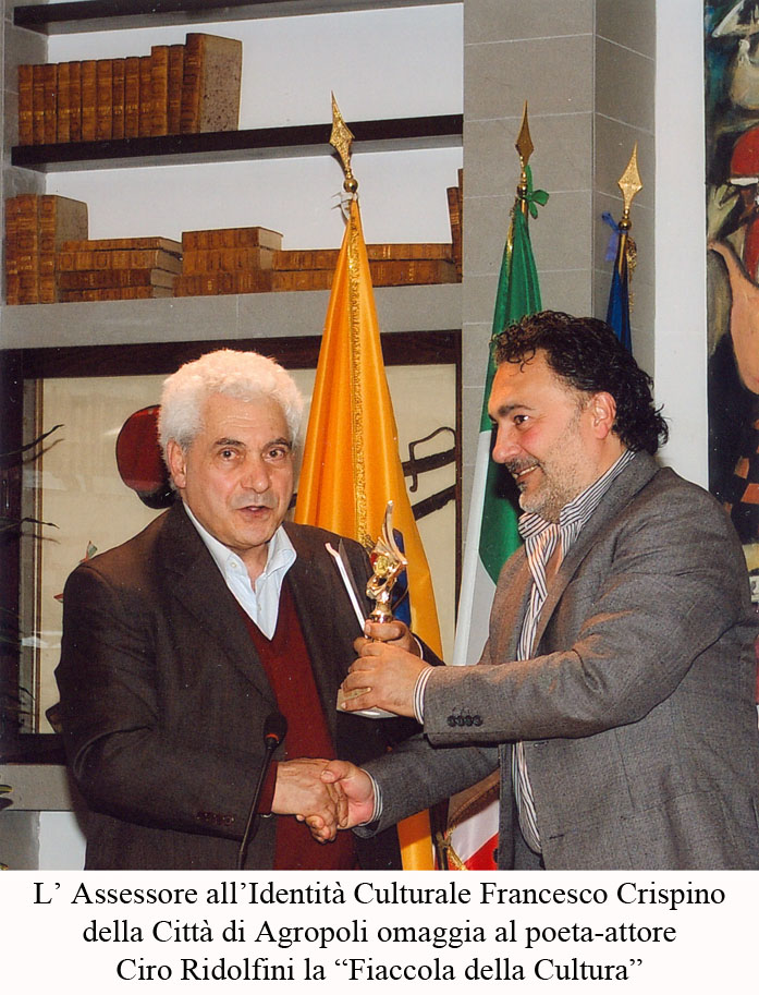 L’ Assessore all’Identità Culturale Francesco Crispino della Città di Agropoli omaggia al poeta-attore Ciro Ridolfini la 'Fiaccola della Cultura'